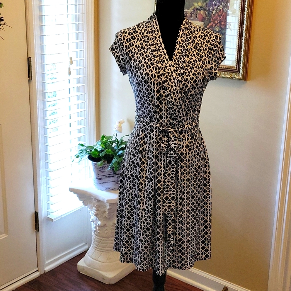 Liz Claiborne black white geometric print dress Fit&Flare crisscross neck S EUC…